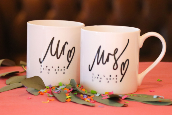 Mug dengan gambar pita yang melambangkan ikatan cinta